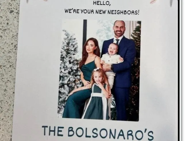 Mulher de Eduardo Bolsonaro distribui cartões para vizinhança nos EUA: “Olá, somos seus novos vizinhos”