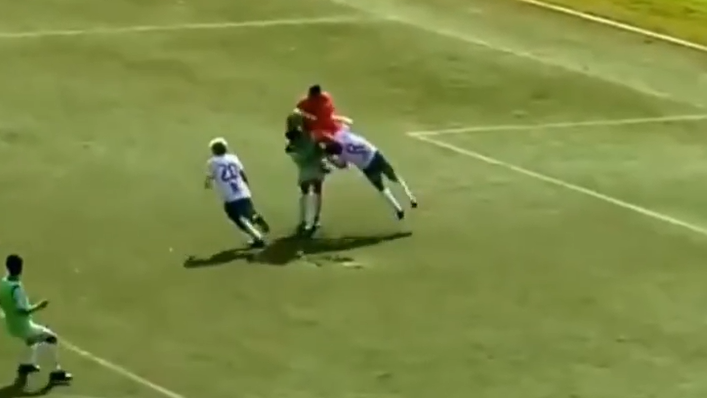 VÍDEO: Jogador morre após colisão com goleiro durante partida no Peru