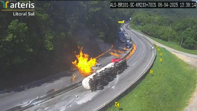 VÍDEO: carreta cheia de combustível tomba e explode em estrada de SC, incendiando 25 veículos
