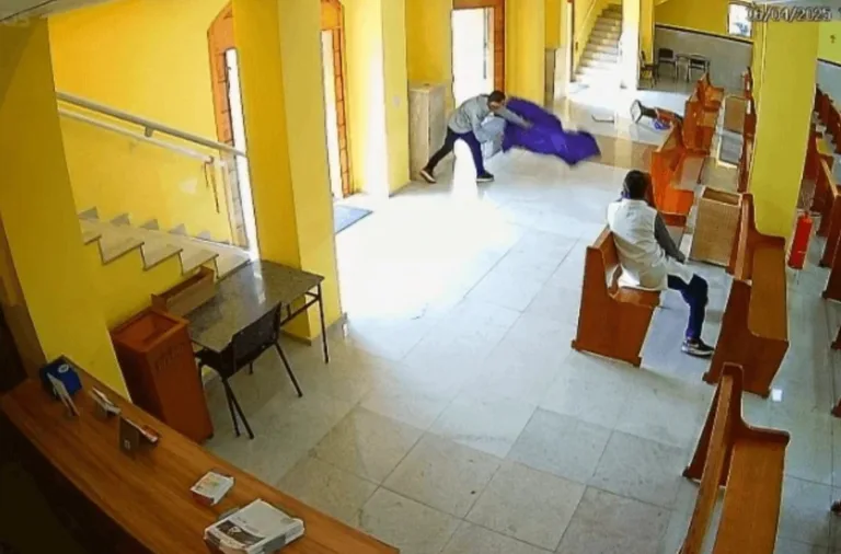 VÍDEO: Homem invade igreja católica e destrói imagens de santos em São Paulo