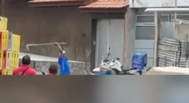 VÍDEOS: Idoso leva ‘enxadadas’ durante briga em Manaus VÍDEOS: Idoso leva ‘enxadadas’ durante briga em Manaus