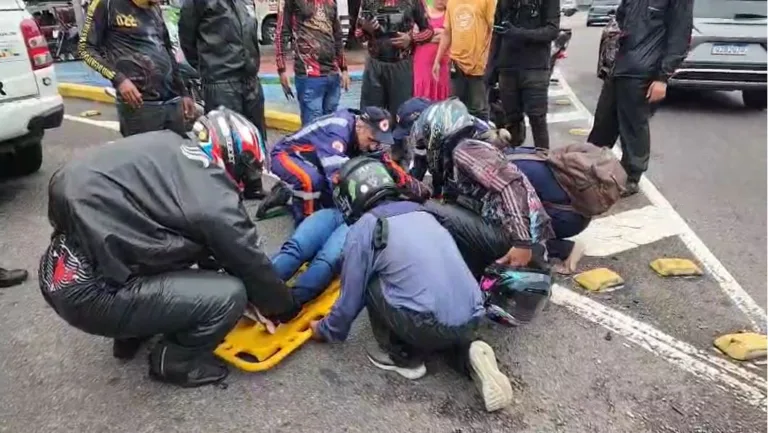 VÍDEO: Motociclista é socorrida após sofrer acidente na Avenida Mário Ypiranga, em Manaus