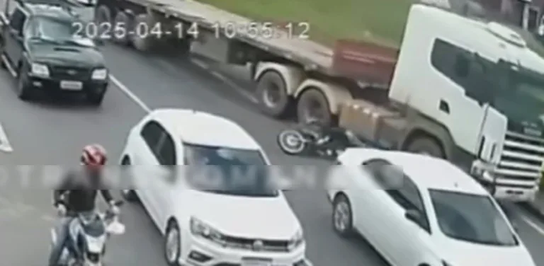 VÍDEO: Motociclista quase é atropelado por caminhão durante acidente na zona Norte de Manaus