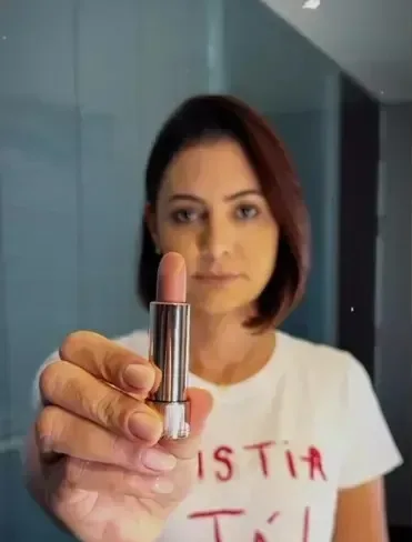 Michelle manda recado para apoiador de Lula e batom vira símbolo em Ato pró anistia na Paulista