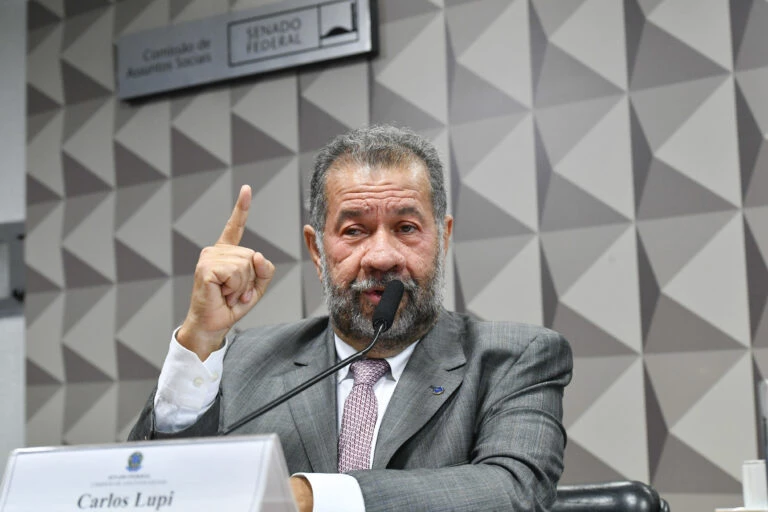 Ministro Carlos Lupi defende servidores do INSS: “Tem gente safada, mas tem gente séria”