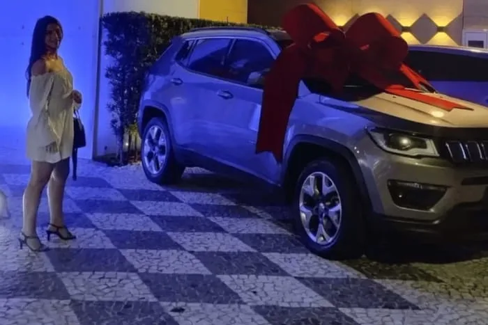 Mulher ganha Jeep em sorteio e empresa toma de volta após demiti-la; entenda o caso