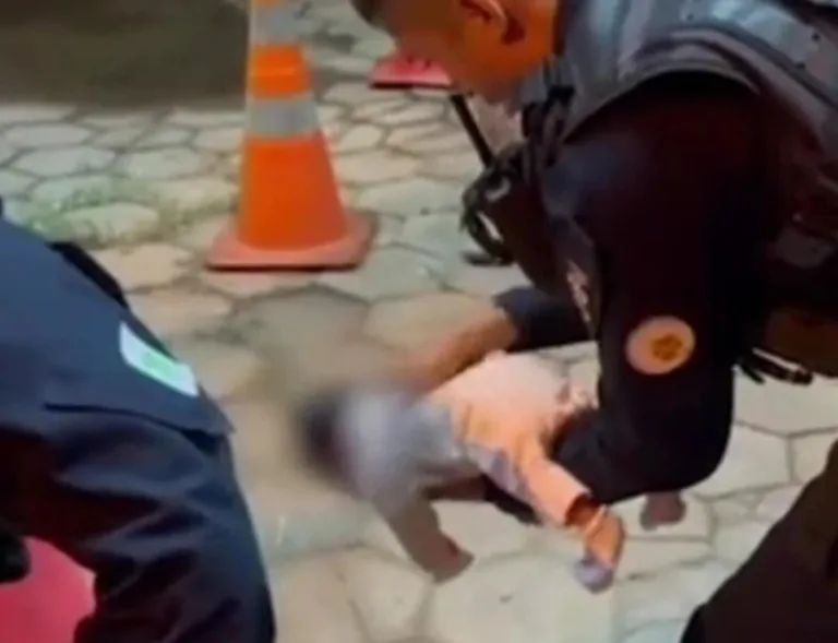 Policiais salvam bebê de 12 dias que se engasgou com leite materno