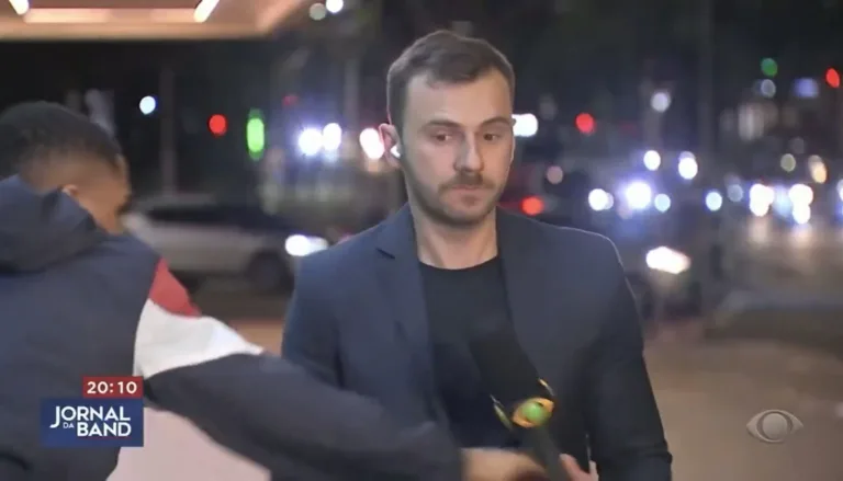 VÍDEO: Repórter da Band quase tem celular roubado durante gravação em avenida de SP