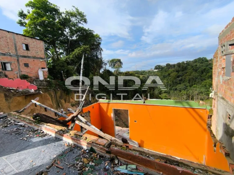 Tragédia anunciada: desbarrancamento destrói casas e tira sossego de população em Manaus