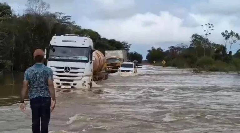 Municípios em alerta devido a cheia dos rios e Apuí já sofre as consequências - (Foto: Reprodução).
