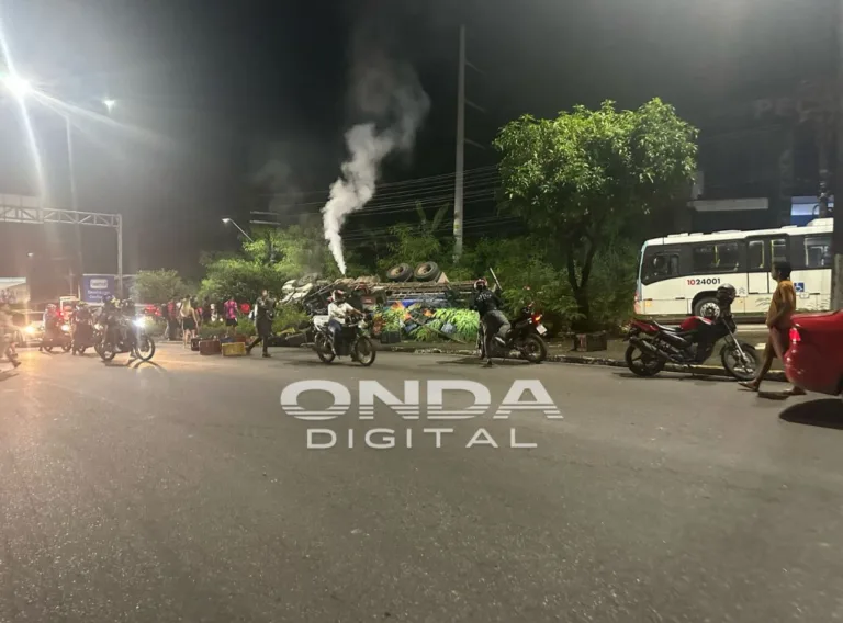 VÍDEOS: Motorista fica preso às ferragens após caminhão tombar em Manaus VÍDEOS: Motorista fica preso às ferragens após caminhão tombar em Manaus