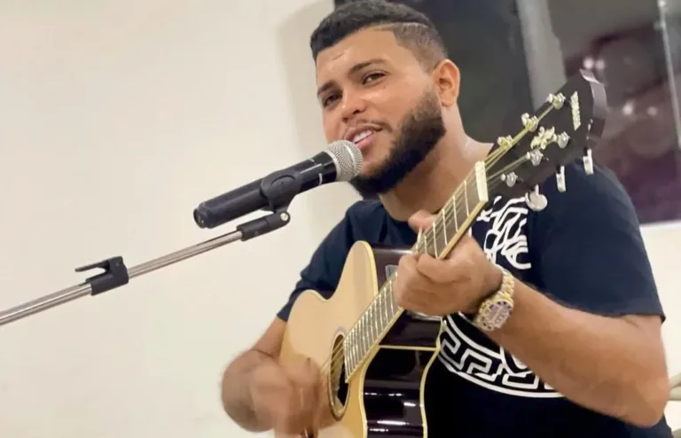 Cantor envia áudios chorando após espancar esposa em Manaus; ouça