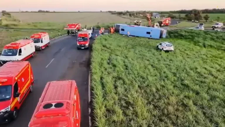 Após acidente de ônibus que matou 11 pessoas, grávida que teve braço amputado dá à luz em MG