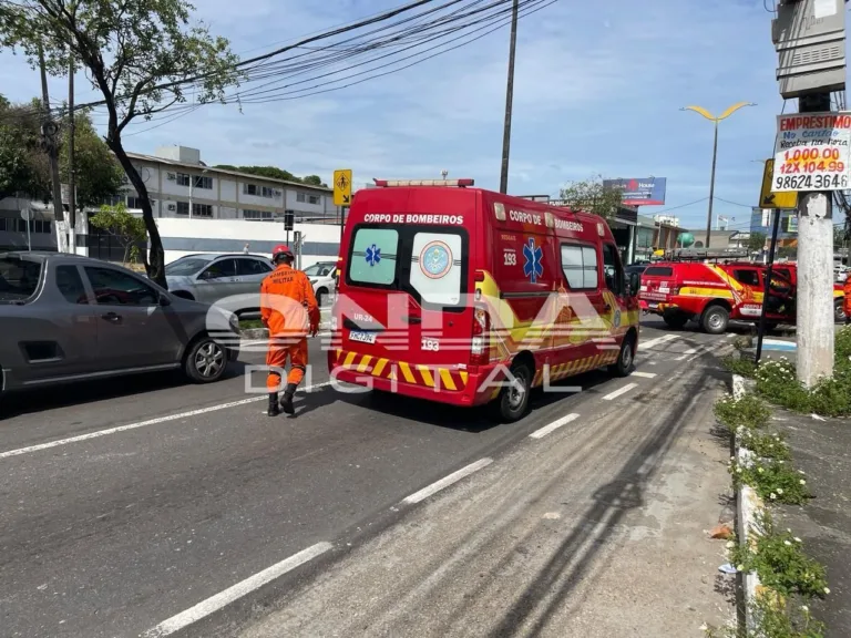 VÍDEO: Motociclista fica ‘imprensado’ entre 2 carros em acidente em Manaus