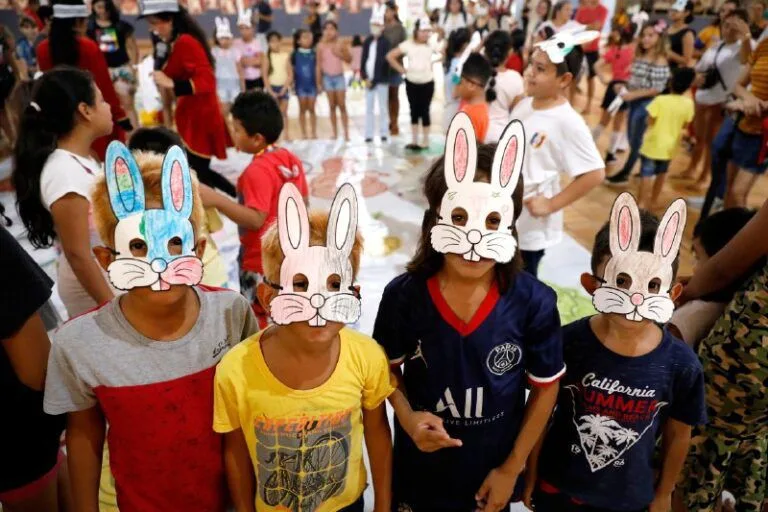 Caravana da Páscoa leva magia e diversão para crianças em Manaus