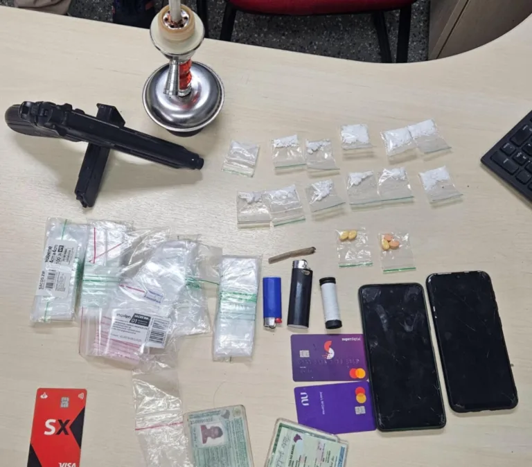 Polícia Civil prende dupla com cocaína, drogas sintéticas e simulacro de arma de fogo na zona Leste de Manaus