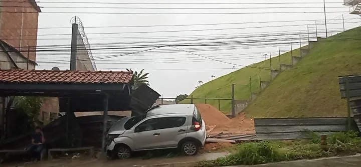 Carro invade parada de ônibus após motorista perder o controle em Manaus