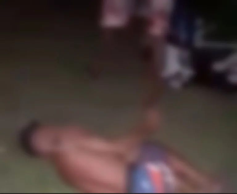 IMAGENS FORTES: Suspeitos de furto são amarrados e espancados por traficantes