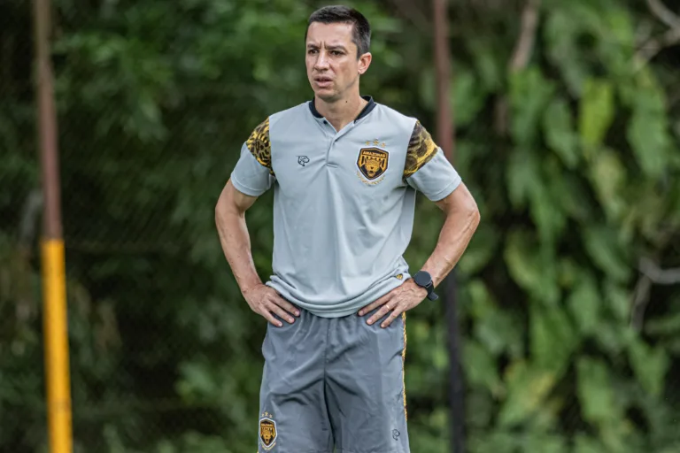 Após duas derrotas em 3 jogos, Eduardo Barros, técnico do Amazonas deixa comando do time