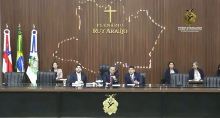 Manifestantes interrompem fala de deputado na tribuna e são repreendidos: "Não é assim que vão resolver"