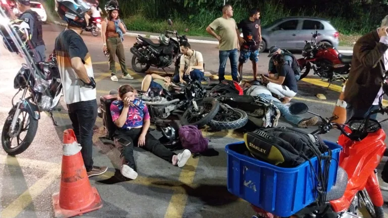 VÍDEO: Colisão entre motos deixa feridos na noite desta terça-feira em Manaus