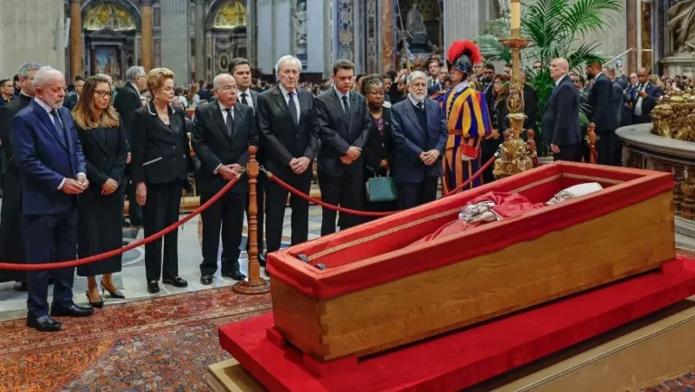 Velório do Papa é encerrado; Lula e comitiva brasileira comparecem