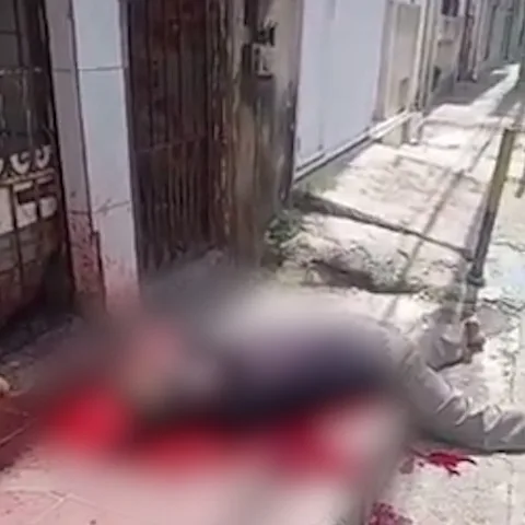 IMAGENS FORTES: Homem é executado a tiros enquanto voltava das compras em Salvador