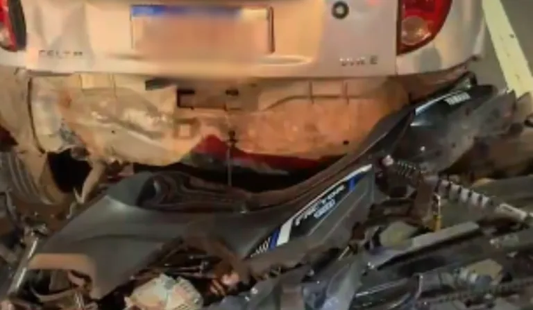 Moto atinge carro parado em faixa de pedestre na Avenida das Torres, em Manaus