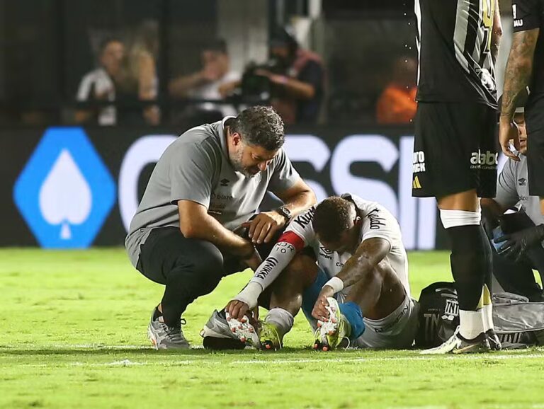 Após 40 dias afastado, Neymar se lesiona novamente e deixa gramado no 1º tempo contra o Atlético-MG