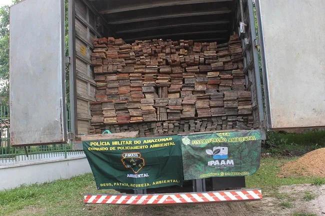Operação apreende caminhão com madeira ilegal em Manacapuru