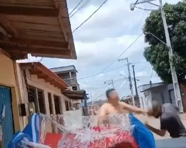 Homem vai cobrar dívida e acaba saindo no tapa