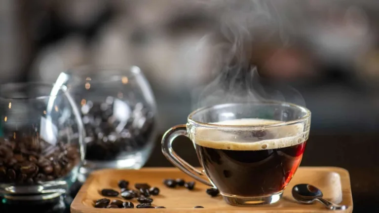 Beber café ou chá muito quentes pode elevar risco de câncer: Saiba mais Beber café ou chá muito quentes pode elevar risco de câncer: Saiba mais