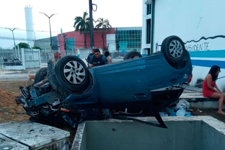 Carro capota e fica com as rodas para cima na zona Norte de Manaus