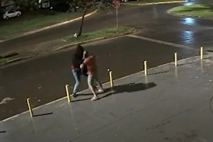 VÍDEO: Veja momento em que homem é morto em assalto após entregar o celular, no DF