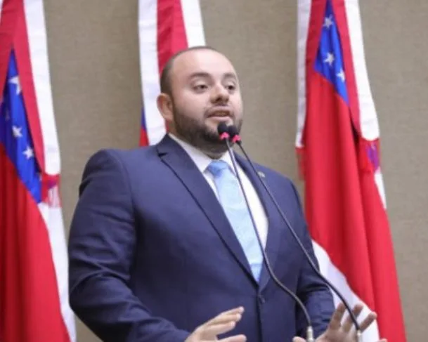 Fausto Júnior assina requerimento da anistia
