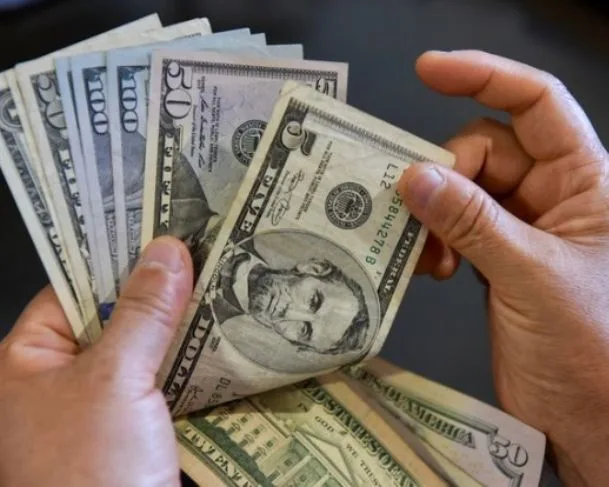 Dólar fecha em alta nesta segunda-feira