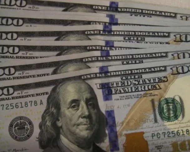 Dólar fica em baixa