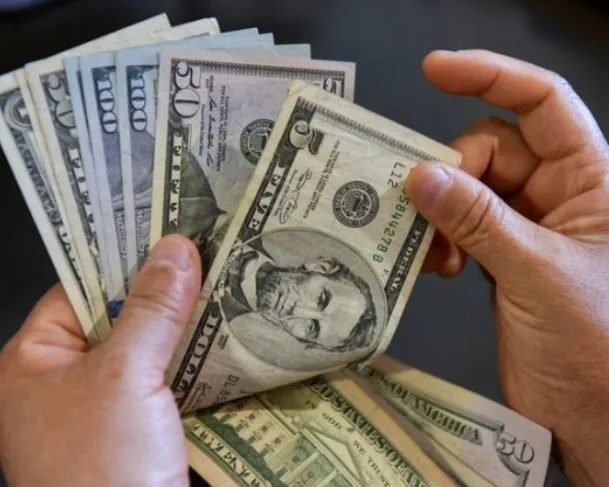 Dólar fica em alta