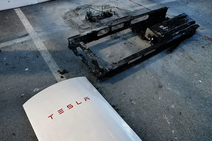 Tesla sob ataque novamente: 17 carros são incendiados na Itália