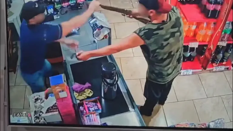 VÍDEO: Comerciante reage a assalto e toma espingarda de assaltante, no RS