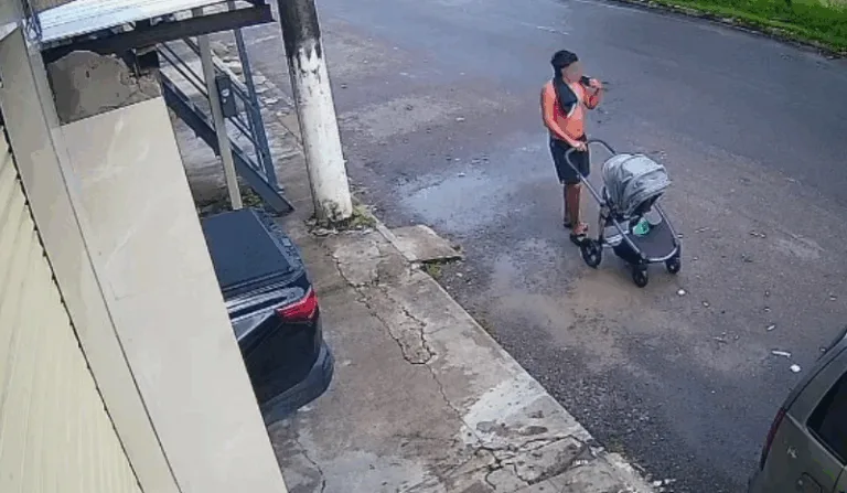 Homem abandona bebê dentro de carrinho em rua de Manaus