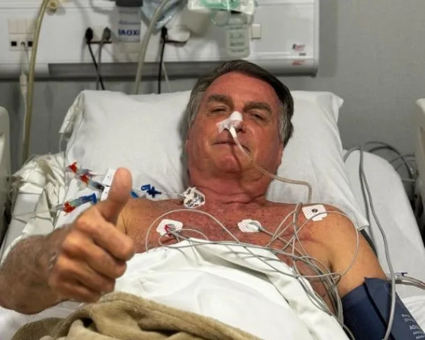 Bolsonaro posta foto no hospital