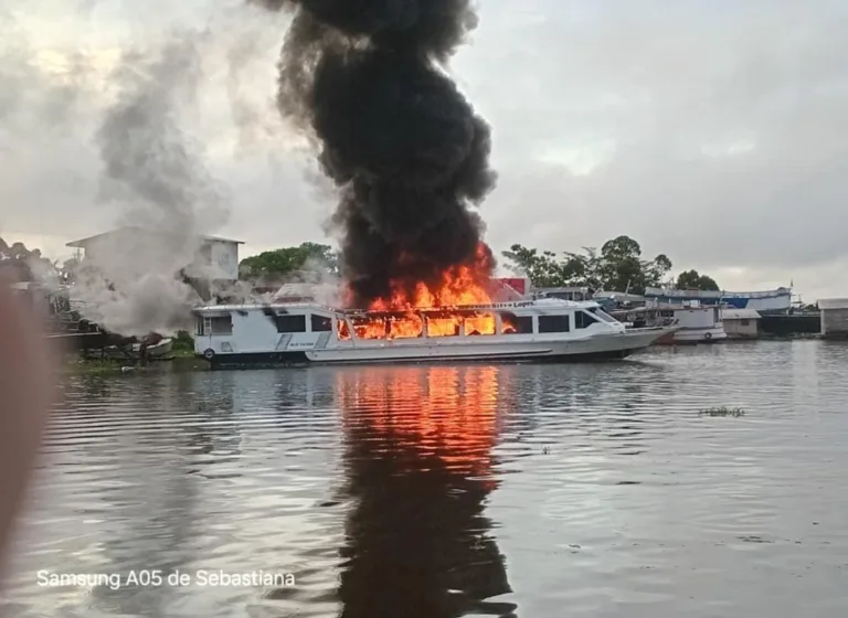 Lancha pega fogo e assusta moradores em Anori
