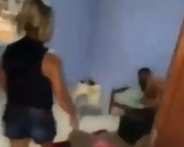 Mulher pegou coroa pronta pro ato