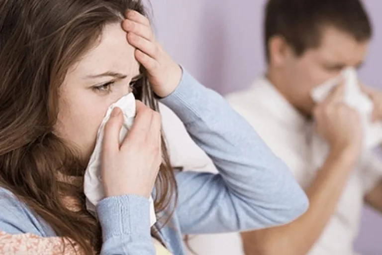 Dormir de cabelos molhados causa gripe? Especialista esclarece mitos e verdades sobre a Influenza