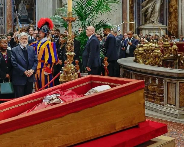 Veja cerimônia de fechamento do caixão do papa Francisco