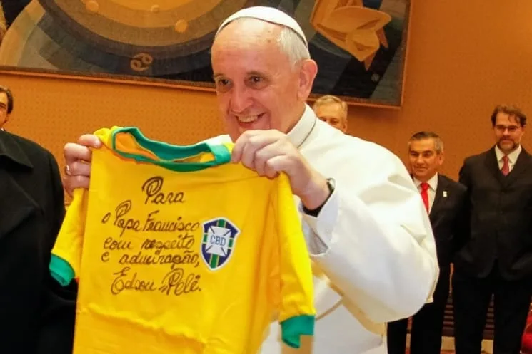 Papa Francisco com camisa do Brasil - políticos brasileiros que conheceram o Papa