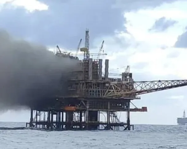 VÍDEO: Incêndio atinge plataforma da Petrobras; 14 pessoas ficam feridas VÍDEO: Incêndio atinge plataforma da Petrobras; 14 pessoas ficam feridas