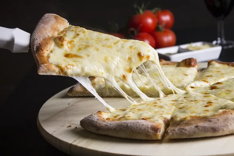GASTRONOMIA: Aprenda a fazer pizza de muçarela em casa de forma rápida