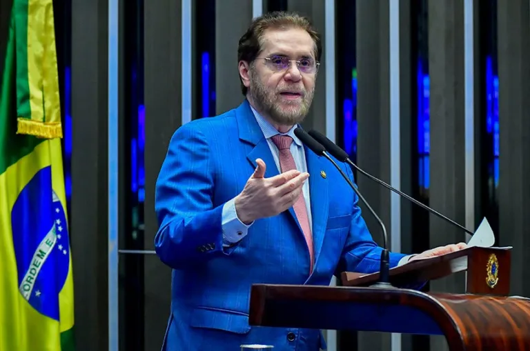 O senador Plínio Valério